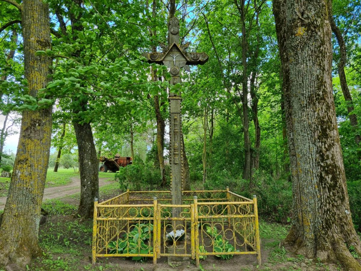 Kryžius prie kelio Daujėnai–Stebeikėliai